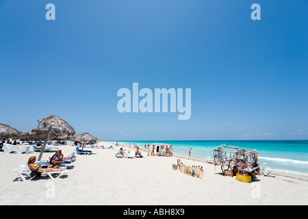 Commerciante di spiaggia sulla spiaggia nella zona di villeggiatura di Varadero, Cuba Foto Stock