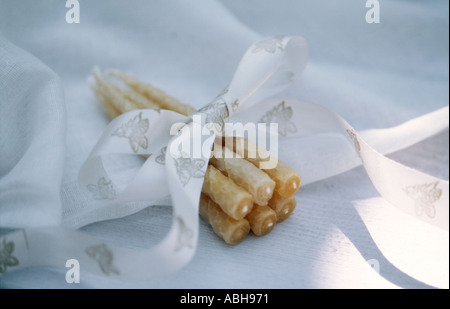 Bundle di candele in cera d'api avvolto in bee nastro di stampa Foto Stock