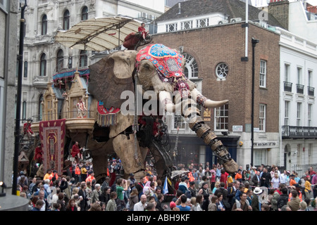 Il Sultan's Elephant teatro di strada da Royal De Luxe in St James Street, Londra, Inghilterra Foto Stock