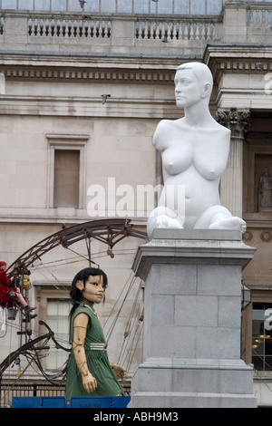 La bambina e la statua di ' Alison riunitore , incinta ' - Sultani Elephant Street Theater di Trafalgar Square, Londra Foto Stock