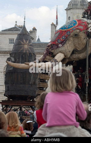 La navicella spaziale e il Sultan's elefante in sfilata delle Guardie a Cavallo, Londra. Teatro di strada da Royal De Luxe Foto Stock