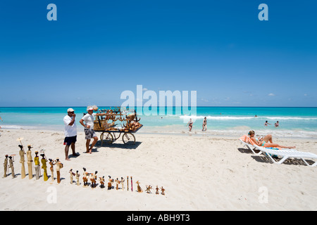 Spiaggia di Varadero. Commerciante di spiaggia sulla spiaggia nella zona di villeggiatura di Varadero, Cuba Foto Stock