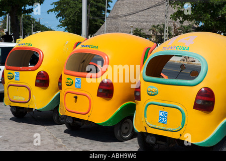 Cocotaxis (una forma popolare di trasporto locale) nella città di Varadero, Varadero, Cuba Foto Stock