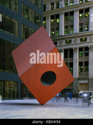 Il cubo rosso 1968 rosso in acciaio verniciato scultore Isamu Noguchi Marine Midland Bank Downtown Manhattan New York STATI UNITI D'AMERICA Foto Stock