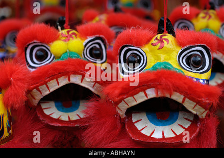 Lion marionette per la vendita durante il nuovo anno lunare, Hong Kong, Cina Foto Stock