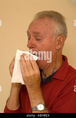 71 enne uomo anziano starnuti in hankerchief London REGNO UNITO Foto Stock