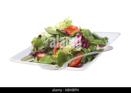 Piatto di insalata ritagliata su sfondo bianco Foto Stock
