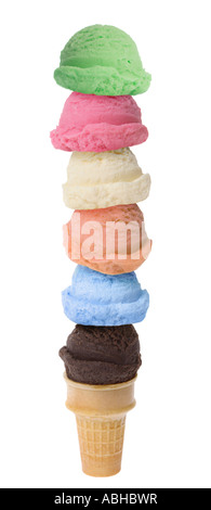 Cono gelato con 6 palline di gelato ritagliata su sfondo bianco Foto Stock