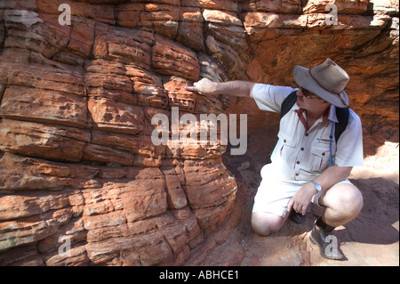 Tour guida spiega geologici complessi processi di erosione che ha portato alla formazione di Kings Canyon nel Territorio del Nord di Australi Foto Stock