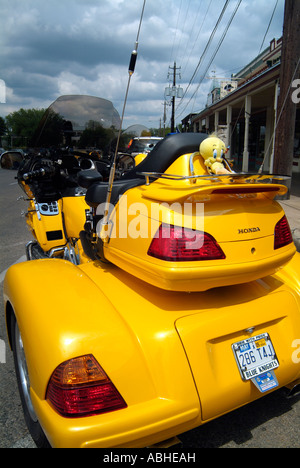 Giallo custom bike parcheggiata in Fredericksburg, sud del Texas Foto Stock