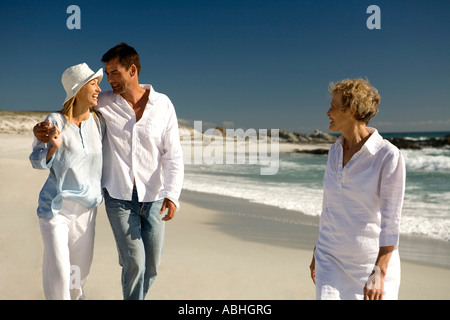 Giovane abbracciando e senior donna veglia sulla spiaggia Foto Stock