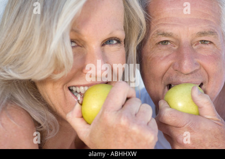 Ritratto di Coppia sorridente mangiare le mele Foto Stock