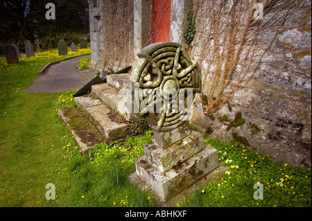 Croce celtica nel sagrato della chiesa di San Protius e san Giacinto a Blisland vicino a Bodmin in Cornovaglia Foto Stock