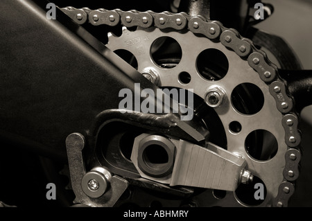 Catena del moto su una ruota dentata da vicino la moto bike Foto Stock