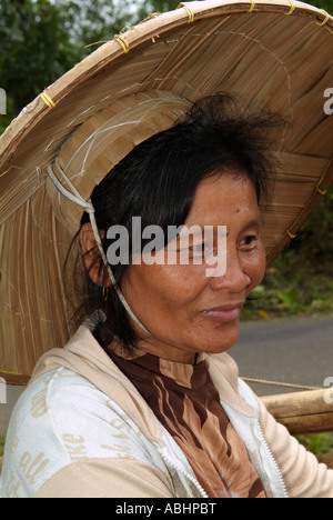 Donna indonesiana che indossa un cappello di paglia vicino a Manado, Nord Sulawesi Foto Stock