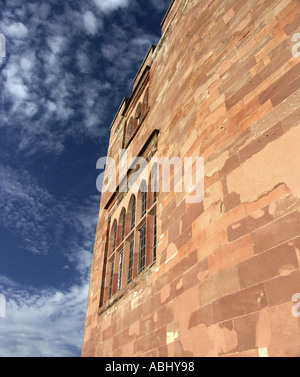 Guardando verso l'alto la parete del Castello di Tamworth contro un cielo blu brillante. Foto Stock