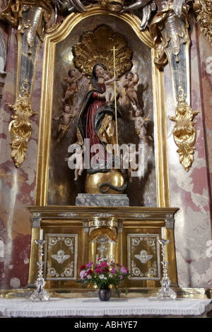 Statua di nostra Signora che tiene in mano il piccolo Gesù, dettaglio interno della chiesa di San Giovanni Nepomuk, nota anche come chiesa di Asam (Asamkirche) a Monaco, Germania. Foto Stock