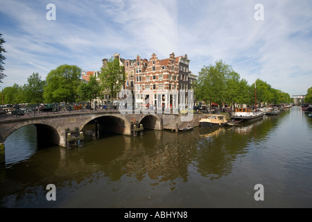 Vista ad angolo Brouwersgracht e Jordaan Prinsengracht Amsterdam Olanda Paesi Bassi Foto Stock