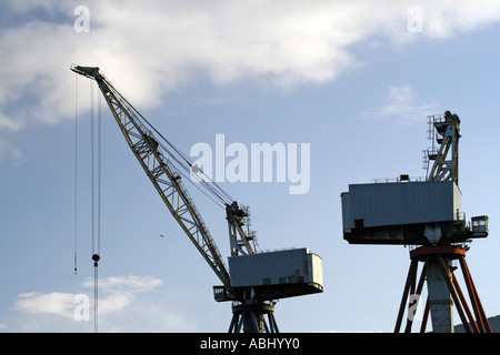 Due gru, sul fiume Clyde, Glasgow, Scotland, Regno Unito. Foto Stock