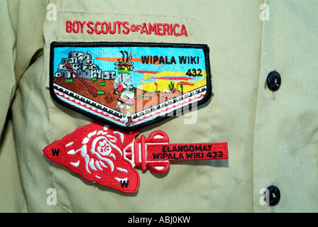 Boy Scout d'America indossando la sua uniforme. Foto Stock