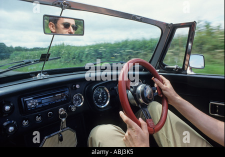 Il pilotaggio di un MGB roadster con la parte superiore verso il basso Foto Stock