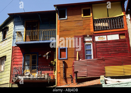 Buenos Aires, Argentina. Dipinto luminosamente in legno e ferro corrugato case a La Boca distretto. Foto Stock