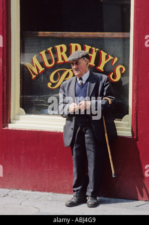 Il vecchio uomo si erge al di fuori di un bar, Galway City, nella contea di Galway, Repubblica di Irlanda Foto Stock