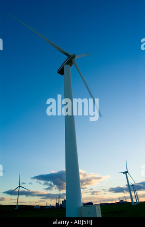 Un'immagine relativa energia di stagliano mulini a vento su una costa inglese shot al tramonto con il cielo azzurro e alcune sfocature Foto Stock