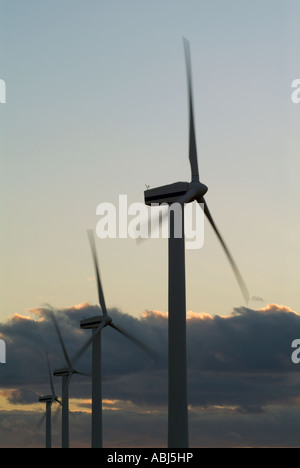 Un'immagine relativa energia di stagliano mulini a vento su una costa inglese shot al tramonto con il cielo azzurro e alcune sfocature Foto Stock