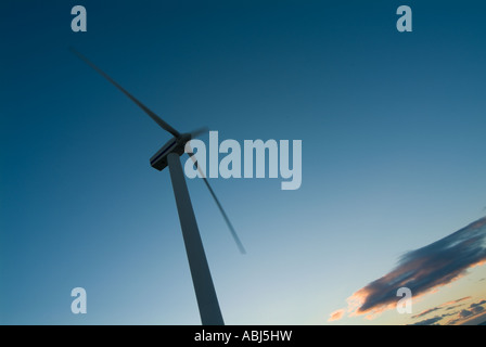 Un'immagine relativa energia di stagliano mulini a vento su una costa inglese shot al tramonto con il cielo azzurro e alcune sfocature Foto Stock