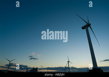 Un'immagine relativa energia di stagliano mulini a vento su una costa inglese shot al tramonto con il cielo azzurro e alcune sfocature Foto Stock