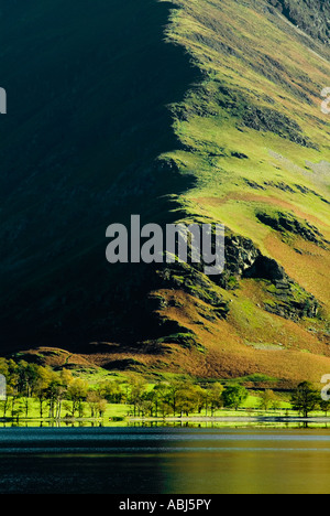 Una grafica fortemente il paesaggio di Fleetwith pike e il lago Buttermere nel glorioso sole autunnale con pesanti ombre Foto Stock