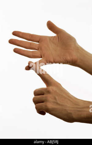 Contando sulle dita gesticulating mani su sfondo bianco tagliato fuori Foto Stock