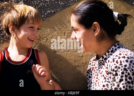 La Romania. Due studentesse nel parco giochi sorridente ad ogni altro. Una bionda e uno con i capelli neri. Foto Stock