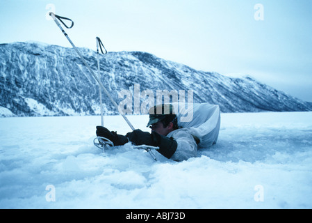 Montagna e Arctic Warfare con scalatore in acqua ghiacciata su neve e ghiaccio Foto Stock