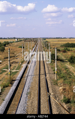 Bucarest, Romania. Elettrificate della linea ferroviaria con fresche di cui la zavorra in allungamento della distanza Foto Stock