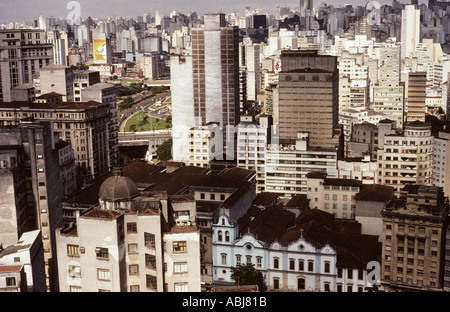 Sao Paulo, Brasile. Panoramica di alto ufficio e di edifici residenziali in centro città guardando verso sud oltre il Largo Sao Francisco con colonial Sao Francisco chiesa. Foto Stock