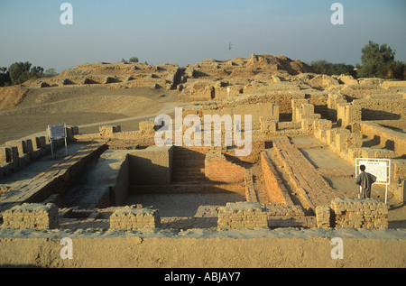Vista della città di Mohen-jodaro nella valle dell'Indo con il Grande bagno, patrimonio dell'umanità dell'UNESCO in Pakistan Foto Stock