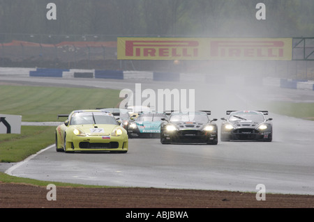 Una Porsche 996 GT3 RS due Aston Martin DBR9s e una Maserati MC 12 GT1 scontrarsi durante il Campionato FIA GT a Silverstone Foto Stock