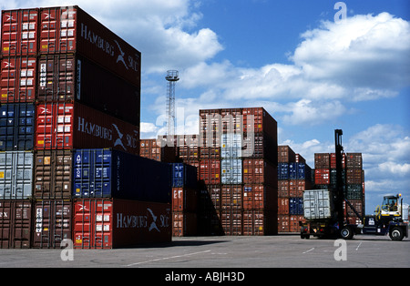 Il caricamento di container su camion al porto di Felixstowe, Suffolk, Regno Unito. Britains lagerst terminal per container. Foto Stock