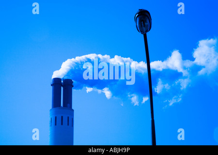 Il fumo proveniente da una stazione di alimentazione Foto Stock