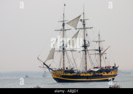 Grand Turk sorge in come HMS Victory a Trafalgar 200 Battaglia Re emanazione Portsmouth il 28 giugno 2005 Foto Stock