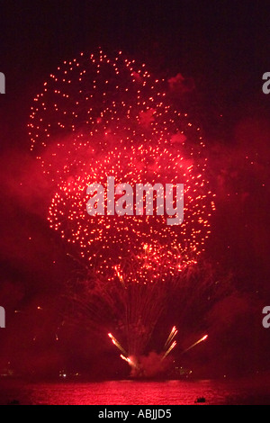 Fuochi d' artificio Finale al Trafalgar 200 celebrazioni tenute a Portsmouth Hampshire il 28 giugno 2005 Foto Stock