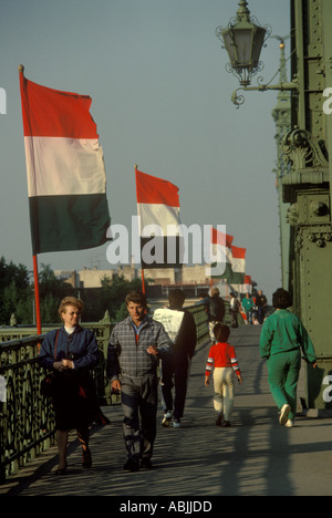 Budapest Ungheria Ponte della Libertà con la bandiera nazionale battenti. Anni Novanta HOMER SYKES Foto Stock