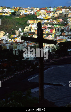 Una croce di legno sorge su una collina che si affaccia su San Sebastian, La Gomera, isole Canarie Foto Stock