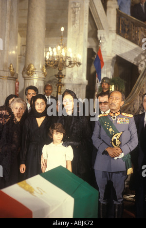 Shah dell'Iran i suoi funerali di stato il Cairo Egitto. Mohammad Reza Pahlavi, conosciuto anche come Mohammad Reza Shah. Vedova, famiglia e Sadat di Anwar 1980 Foto Stock