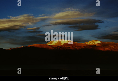 Formazioni di nubi al tramonto sulle montagne circostanti Moriri Tso (lago) in Ladakh, India settentrionale Foto Stock