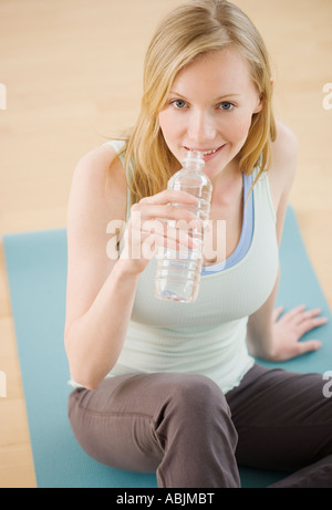 Donna di bere dalla bottiglia di acqua Foto Stock