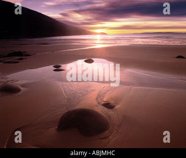 IE - CO.MAYO: Tramonto a filamento Doogort su Achill Island Foto Stock