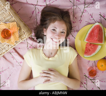 La donna posa sulla coperta picnic Foto Stock